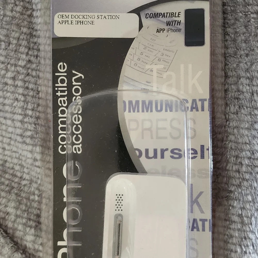 Apple White iPhone Dock early model iPhones that used the 30-pin dock connector